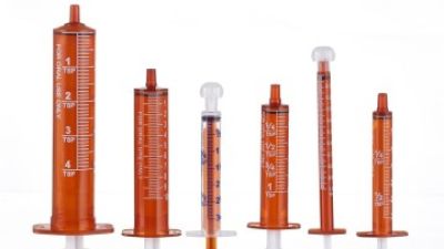 Amber oral syringe 01.jpg