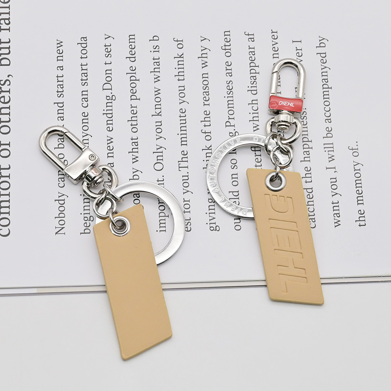 Móc khóa da khắc tên theo yêu cầu