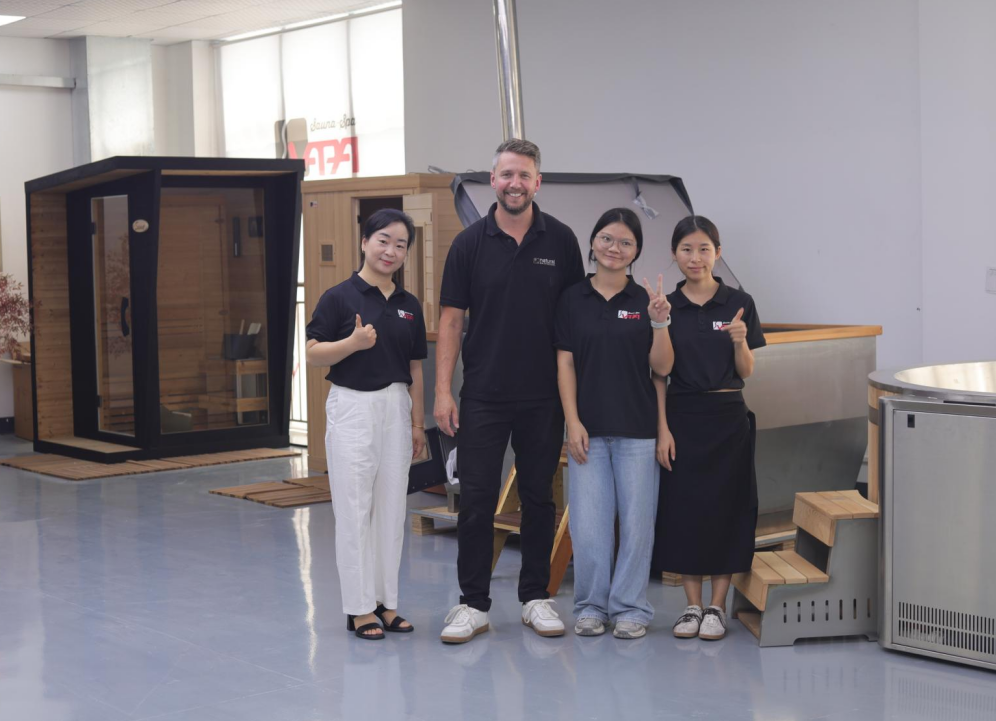 UK Customer Visits Vapasauna Showroom to Explore Our Latest Sauna and Bathtub Exhibits