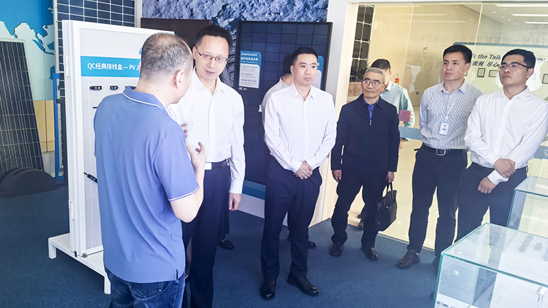 Il vicedirettore Zhang Yong del Dipartimento di economia e tecnologia dell'informazione della provincia del Sichuan e il suo entourage hanno condotto un'indagine presso QC Solar