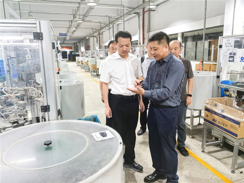 Wu Bingbing, Standing Committee member of Nantong Tongzhou District and Executive Deputy secretary of High-tech Zone, visited QC Solar research and exchange (2).png