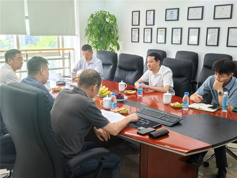 Wu Bingbing, Standing Committee member of Nantong Tongzhou District and Executive Deputy secretary of High-tech Zone, visited QC Solar research and exchange (3).png