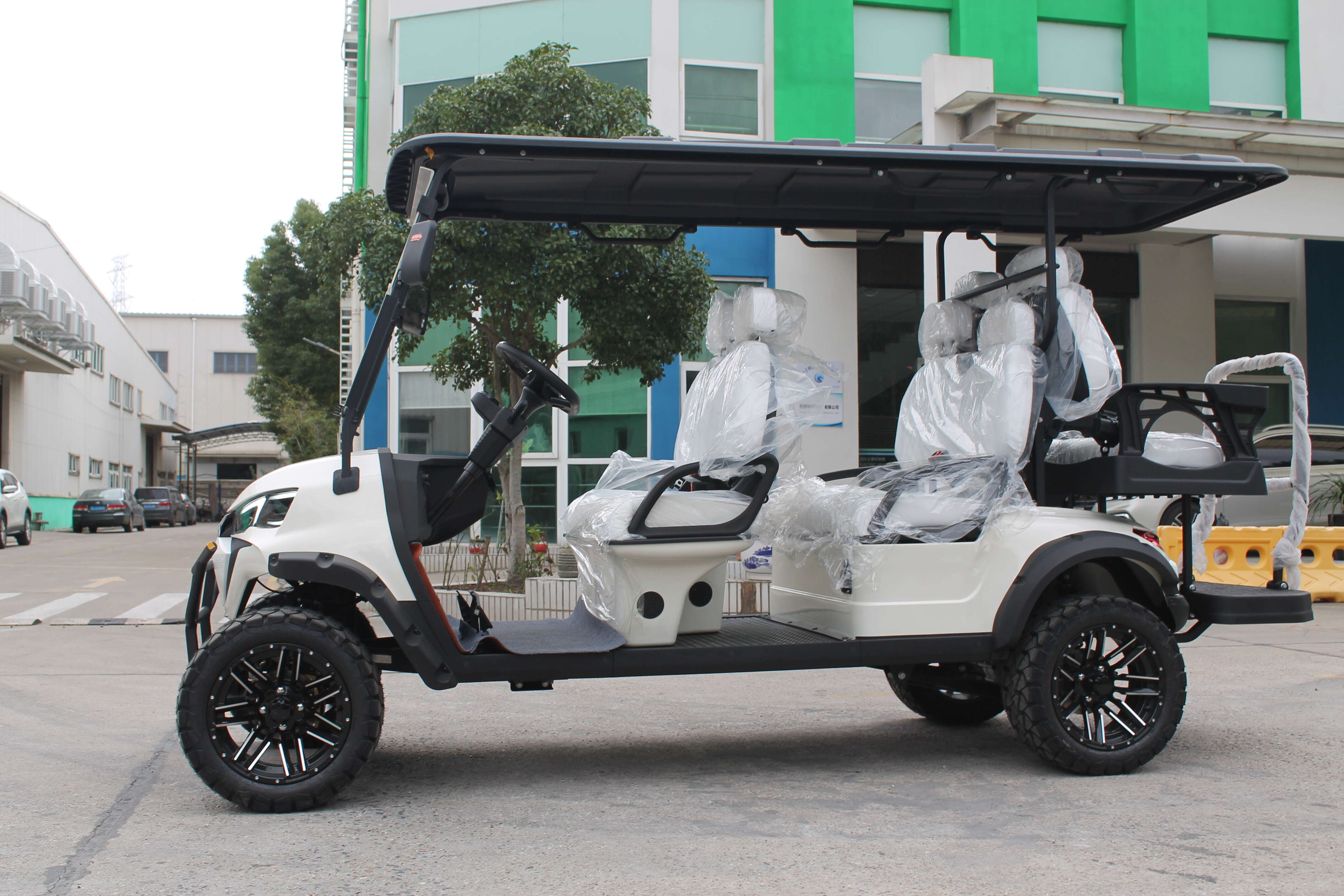Un carrito de golf eléctrico con asientos para seis productos