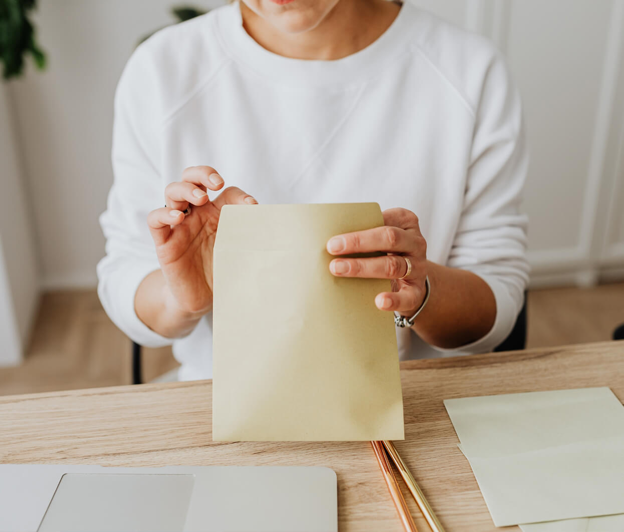 How do you customize the size of paper bags?