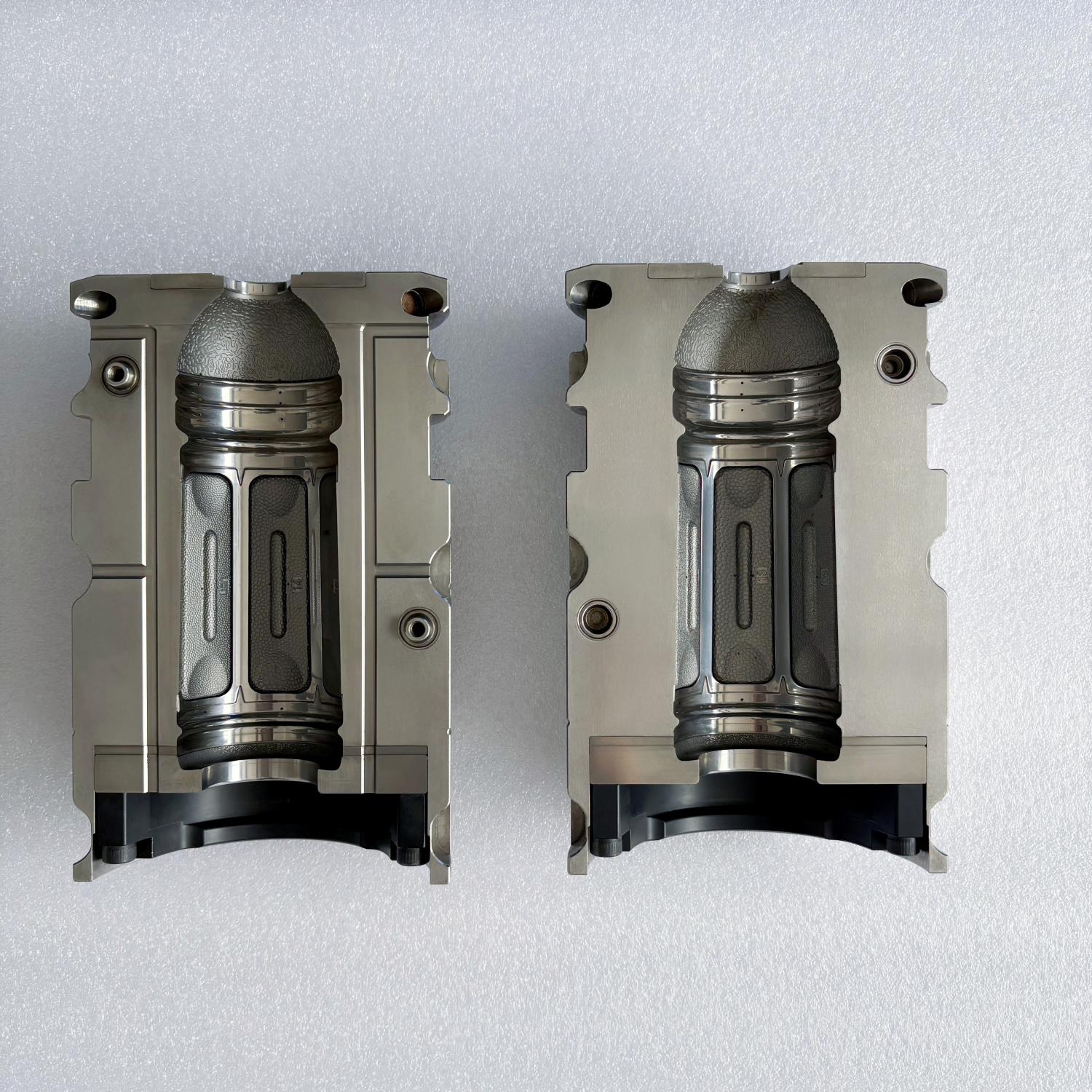 Hot-Fill-Compatible Steel Blow Mould (2)