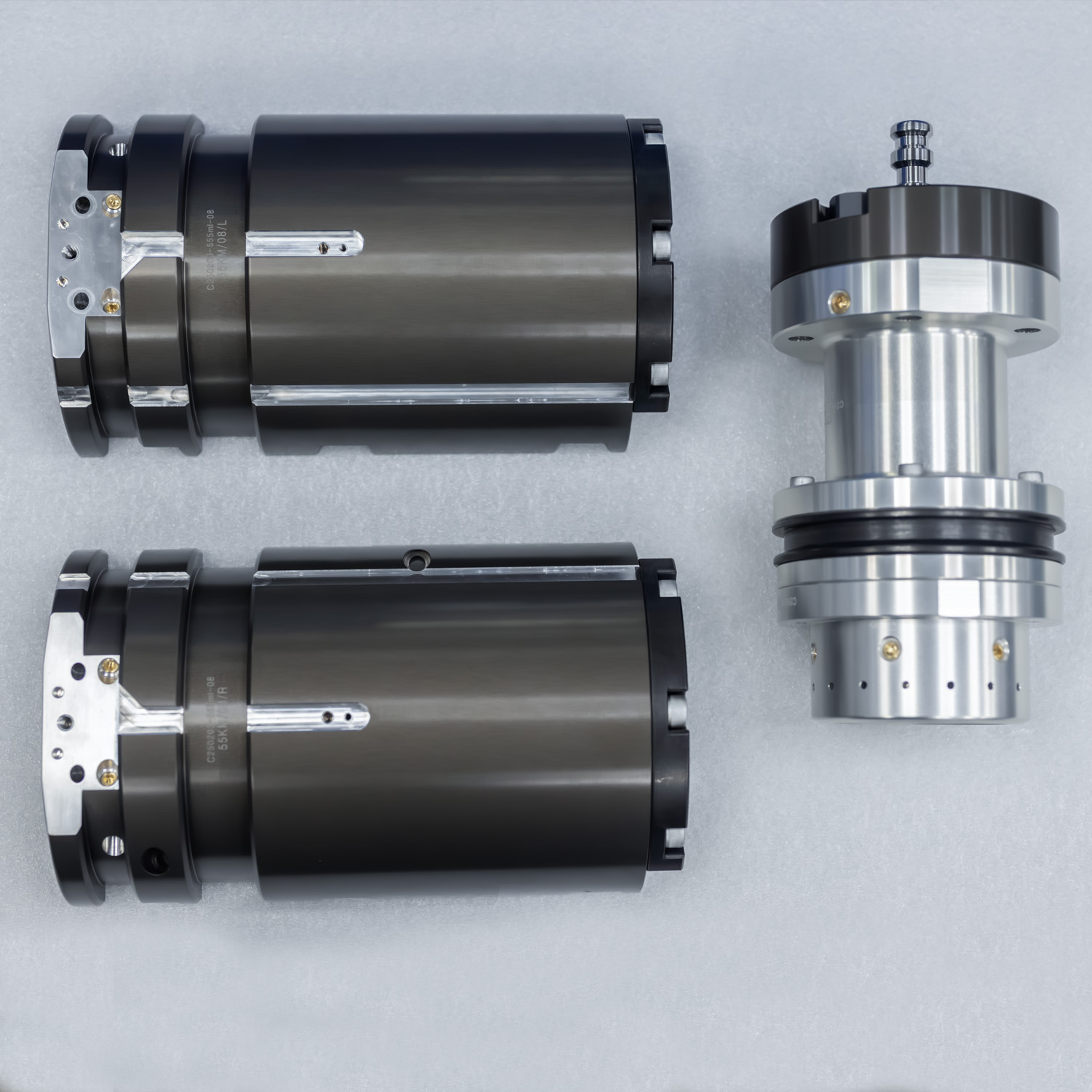 ਫੈਕਟਰੀ ਵਿੱਚ ਰੋਟਰੀ ਬਲੋ ਮਸ਼ੀਨ 'ਤੇ 555ml PET ਮੋਲਡ ਲਗਾਇਆ ਗਿਆ