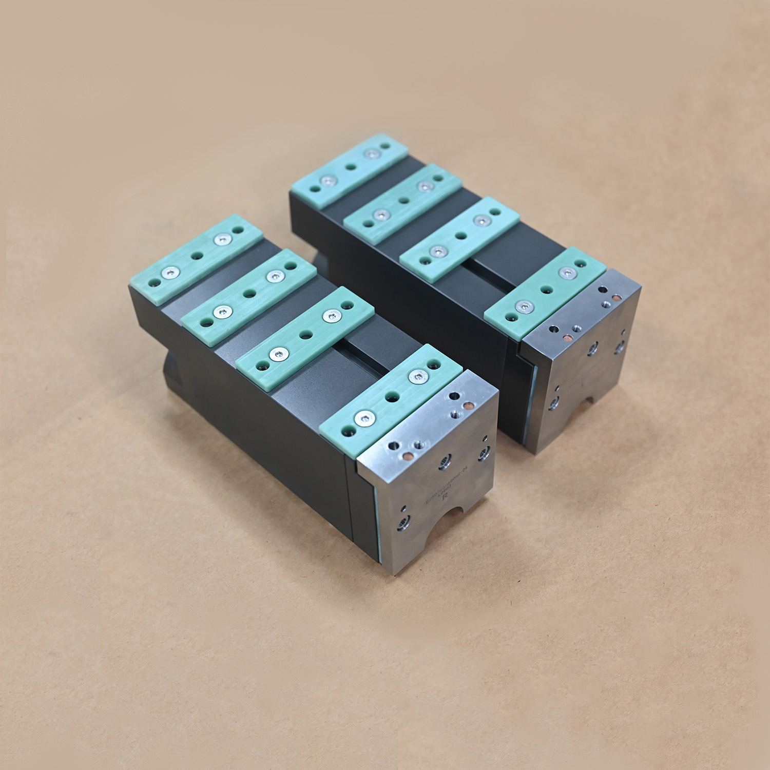 Stranski pogled, ki prikazuje zasnovo linearnega pihalnega kalupa