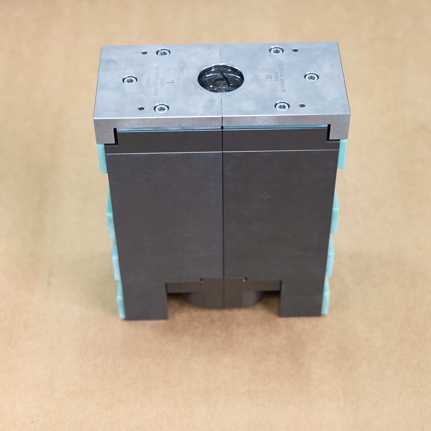 Natančna obdelava vratu in enakomerna debelina stene v brizganih PET steklenicah