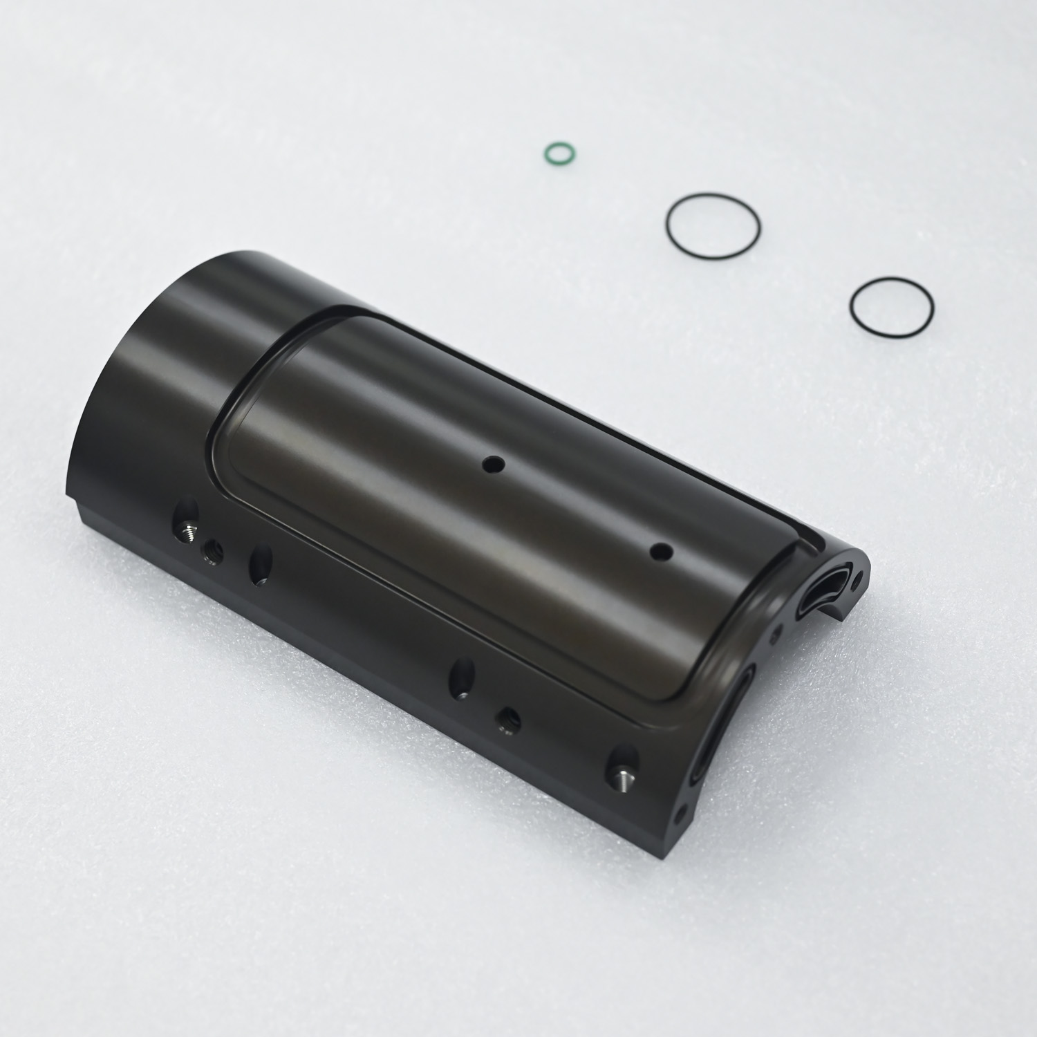 Bližnji posnetek tesnilnega utora na aluminijasti lupini kalupa