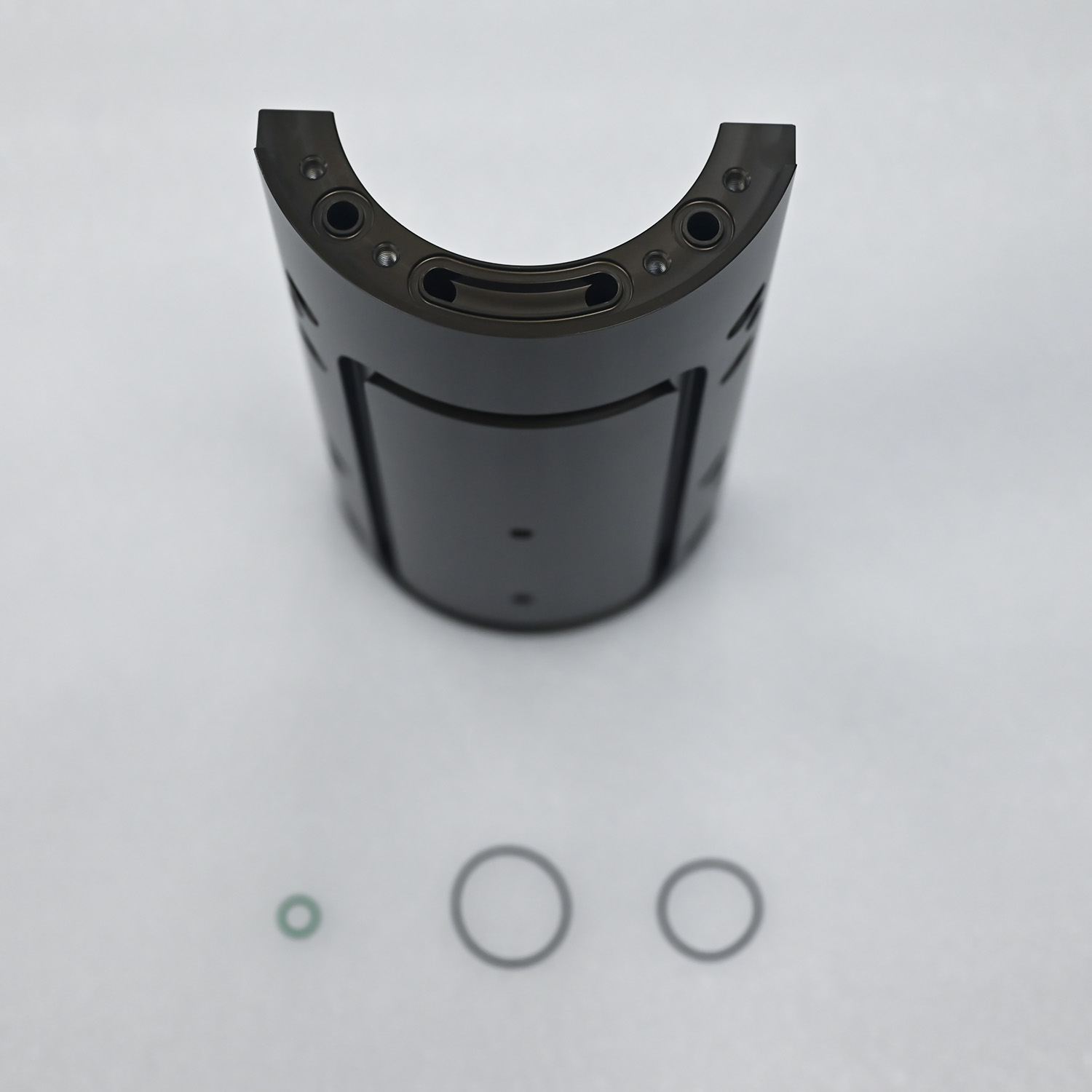 Operaterji nameščajo ohišje kalupa za PET steklenice