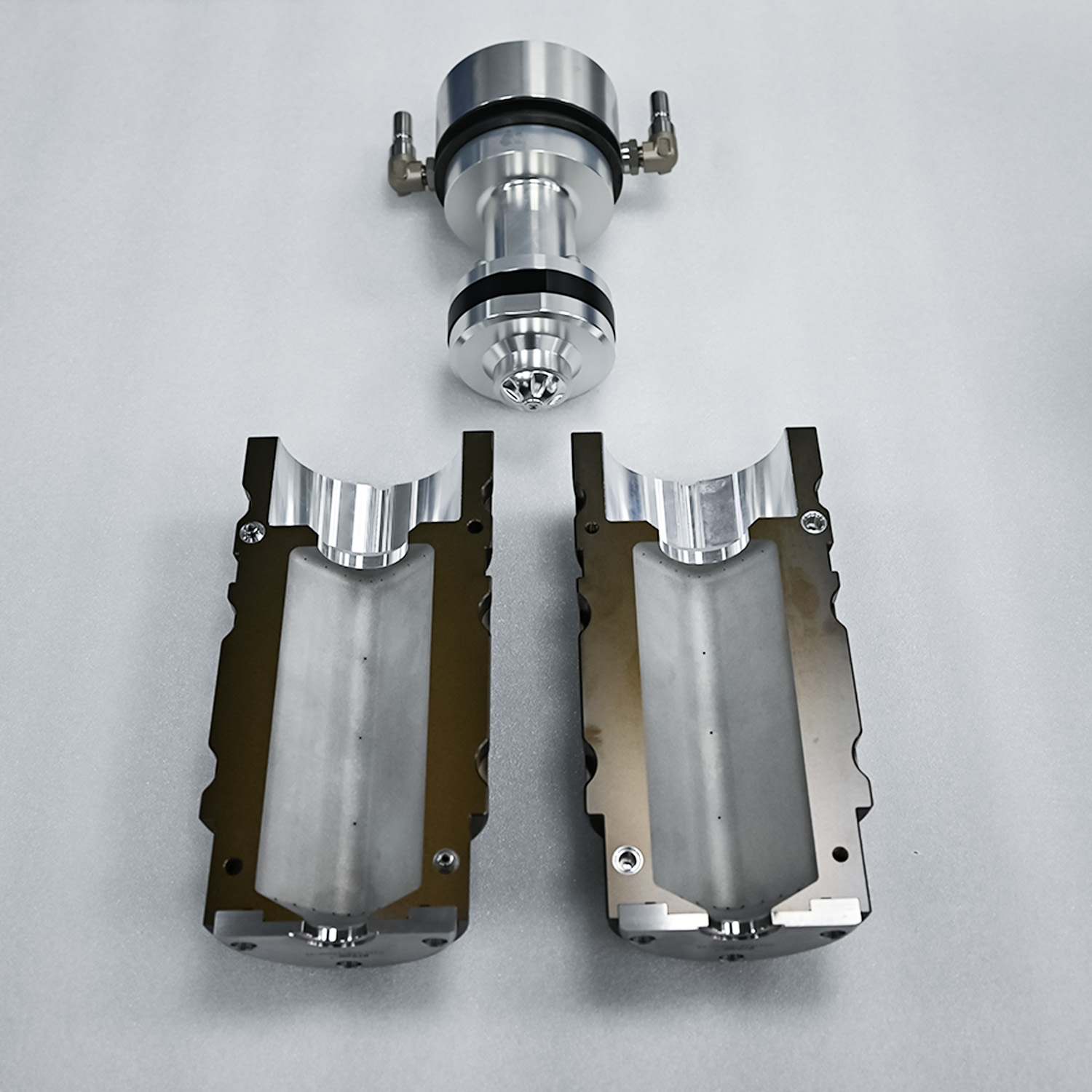 PET blow mold installed on high-speed rotary blow molding machine