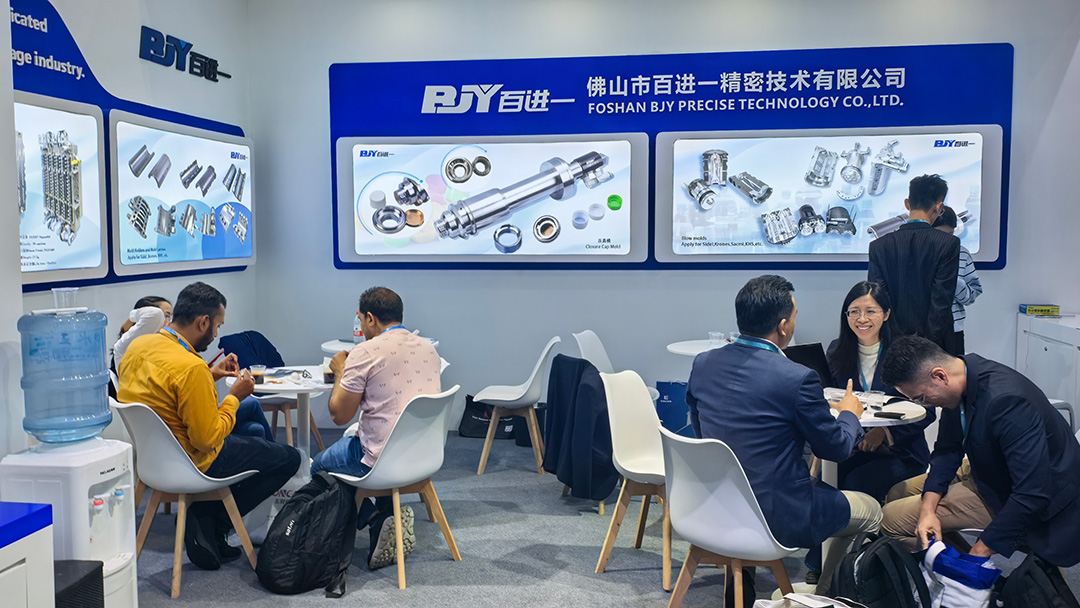The BJY engineering team provides one-stop PET mold solutions to global beverage packaging manufacturers at Chinaplas 2026.