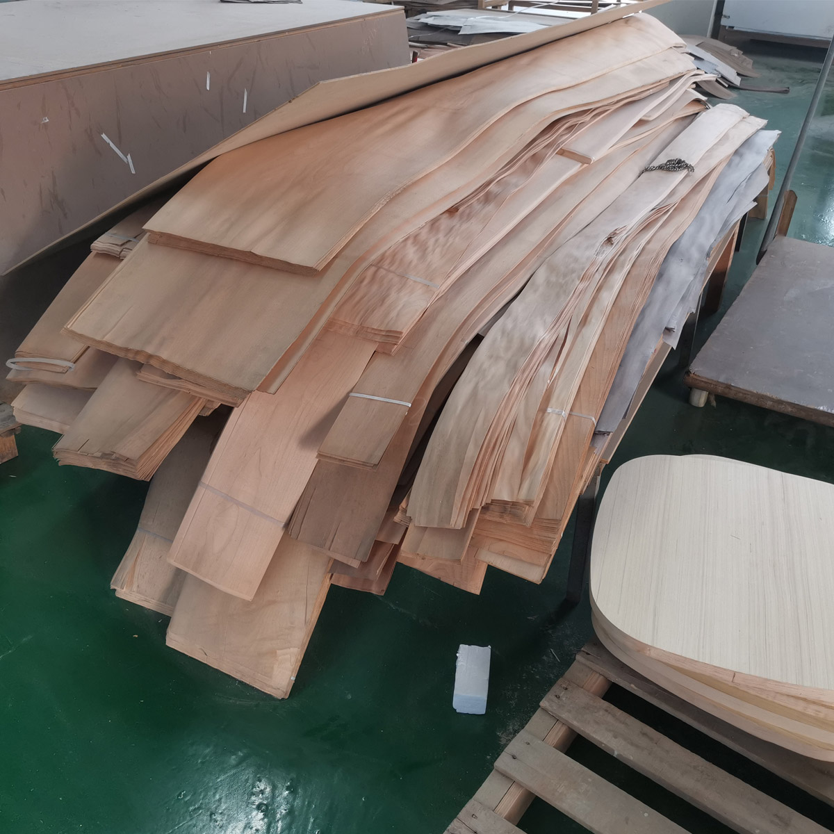 The furniture factory selects materials ca...