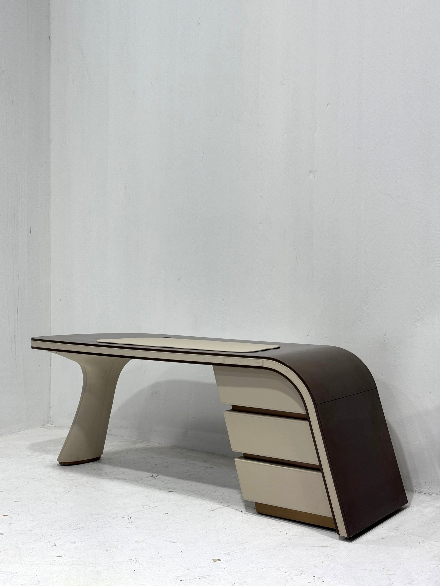 Italian style custom desk H949
