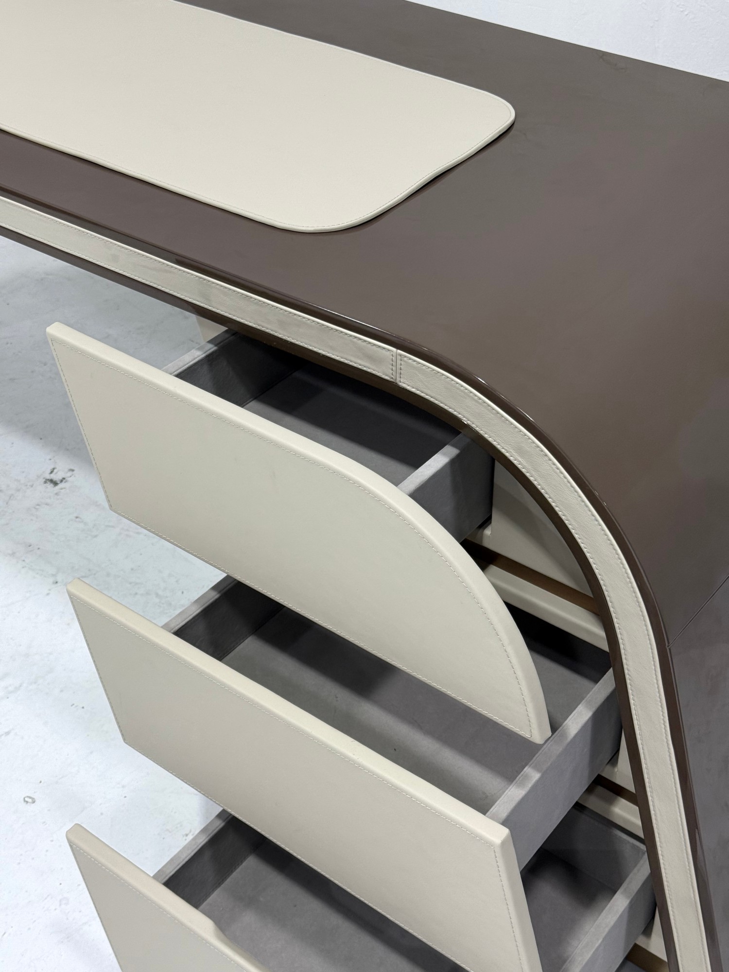 Italian style custom desk H949