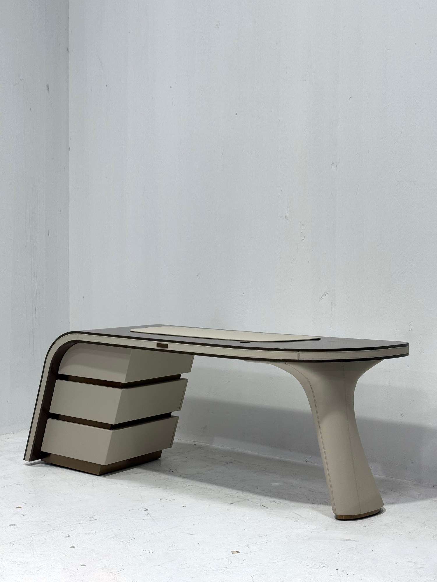 Italian style custom desk H949