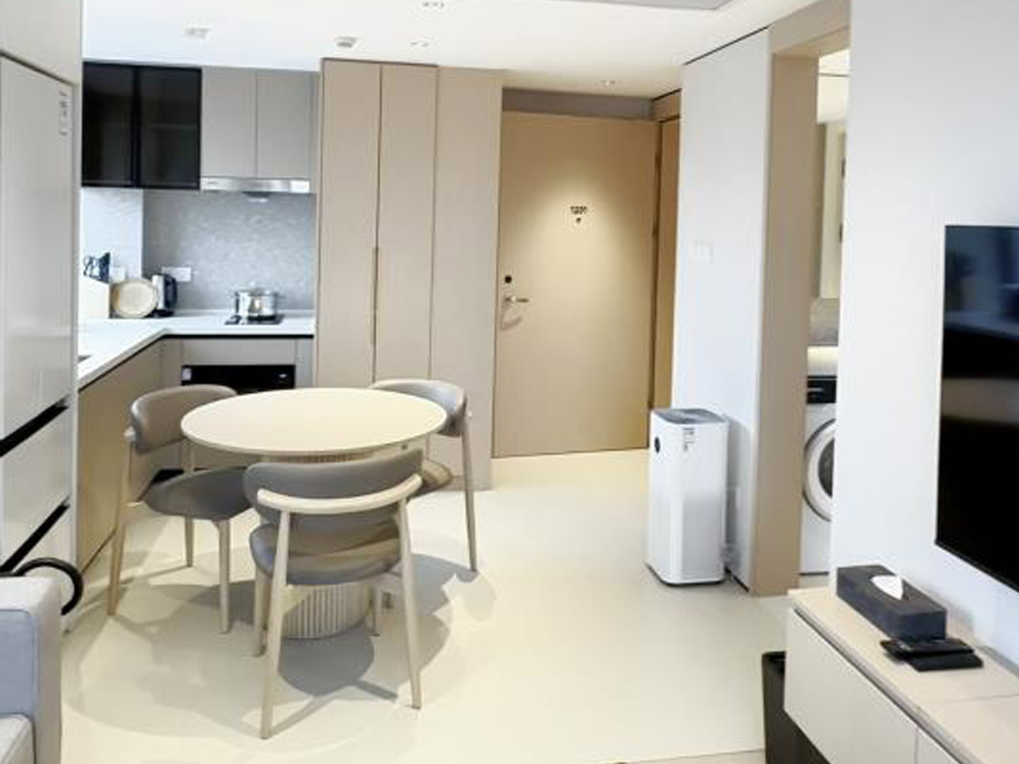 Custom-made Hermès furniture in the apartment G32