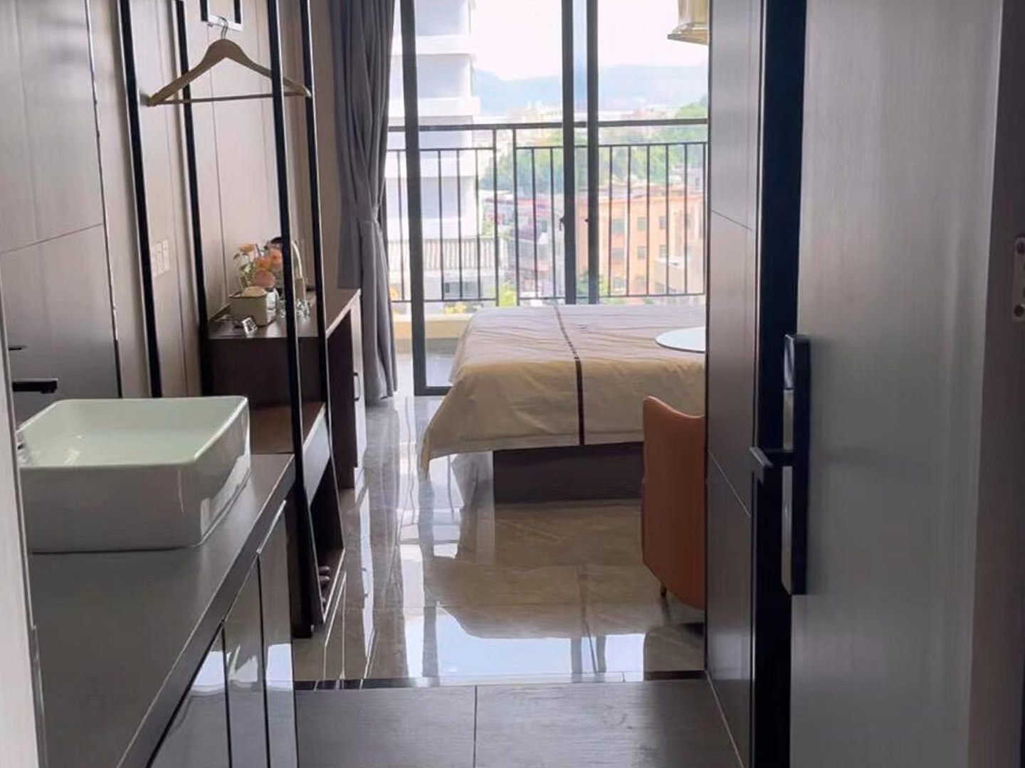 Custom-made high-end hotel-style apartment furn...