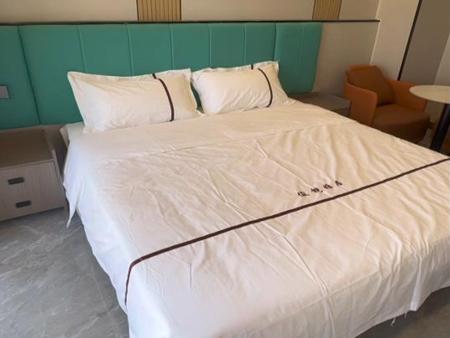 Custom-made high-end hotel-style apartment furn...