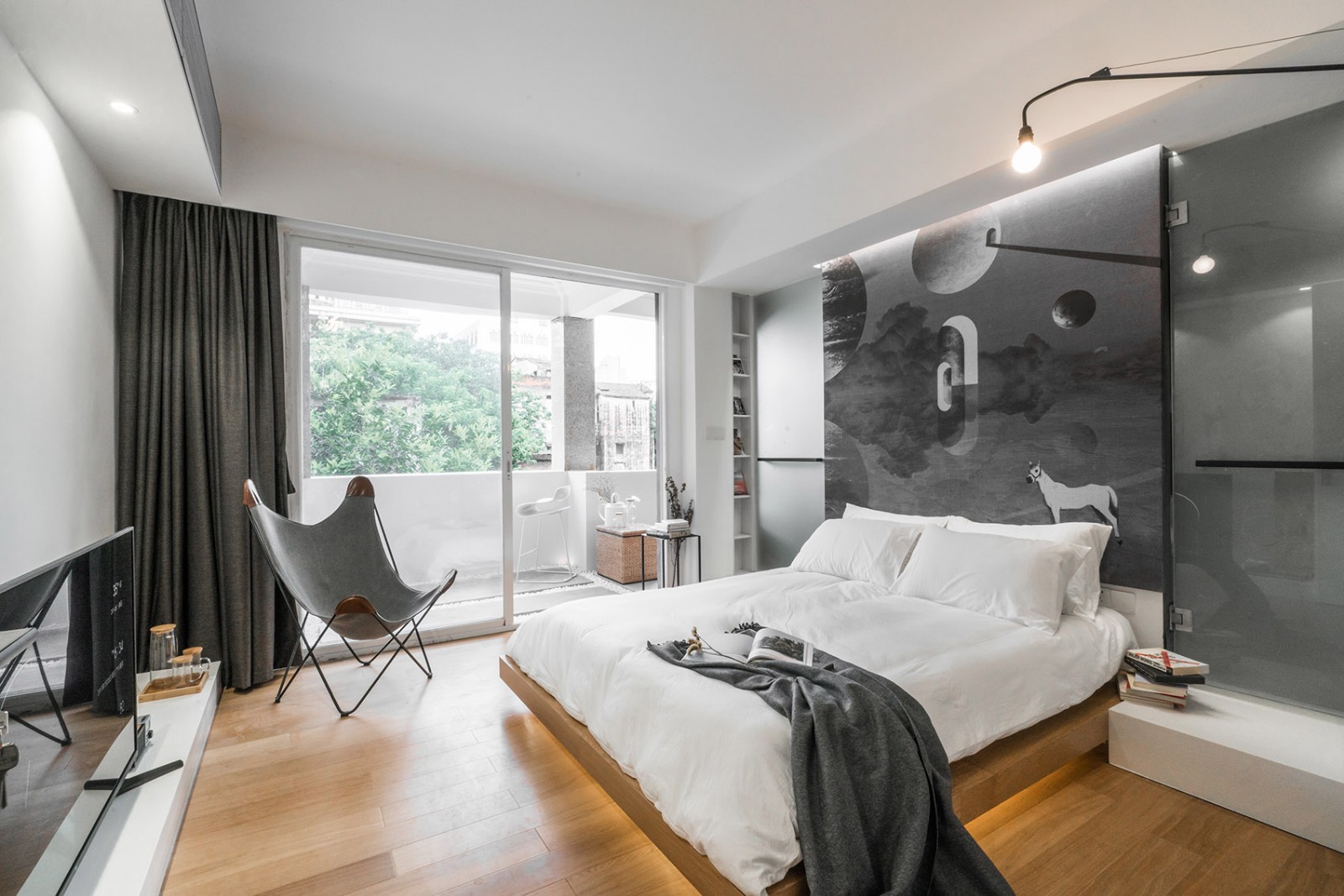 Minimalist style guest room case in art th...