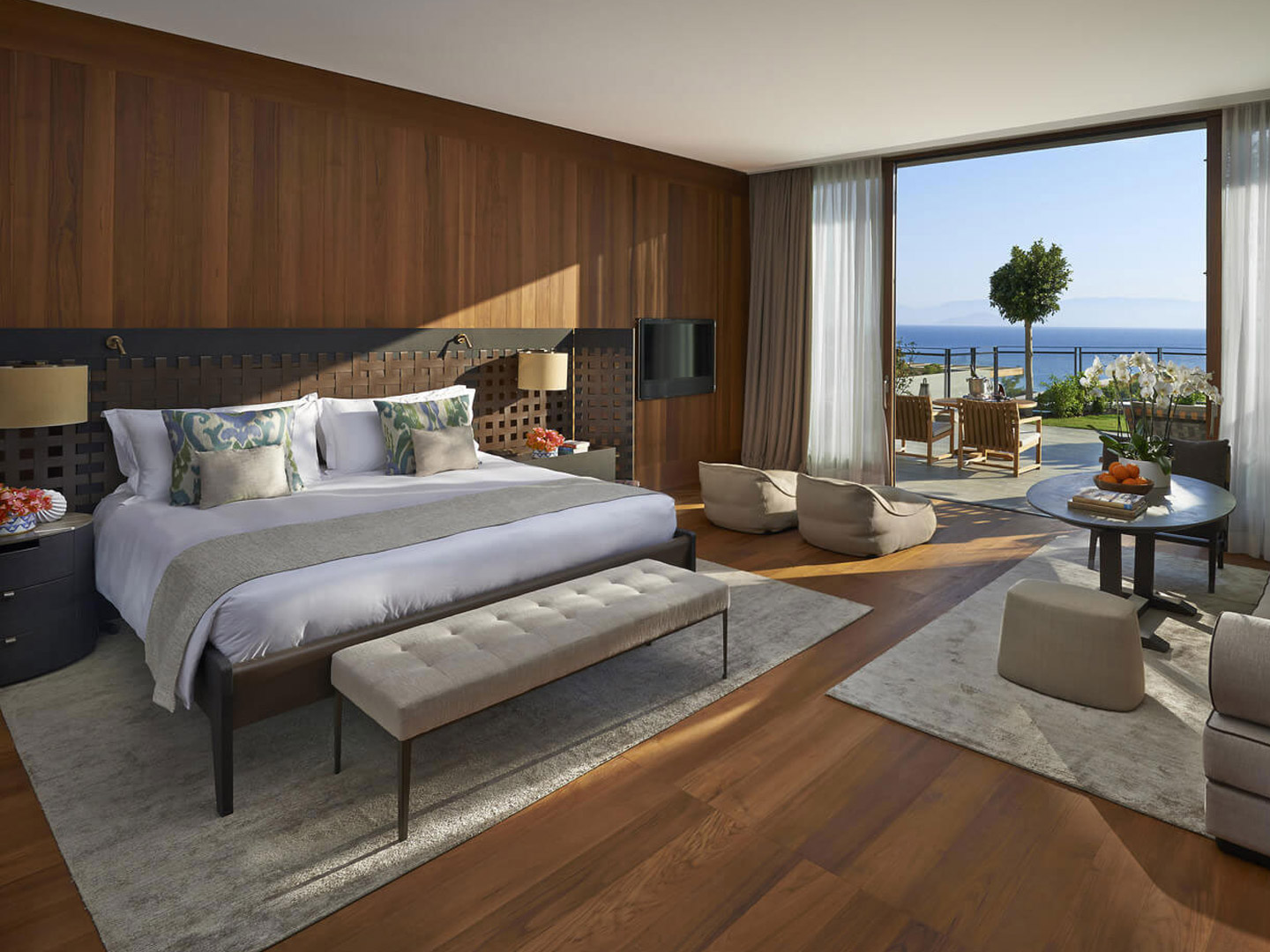 Custom light luxury Italian club hotel bedroom ...
