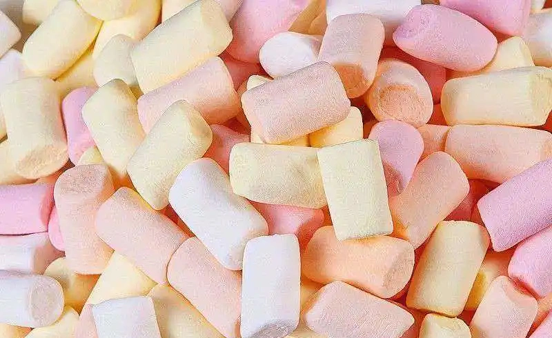 freeze-dried-cotton-candy-an-innovative-dessert-combines-the-softness-of-traditional-cotton-candy-with-added-crispness-this-candy-bridging-the-gap-between-traditional-cotton-candy-and-hard-c