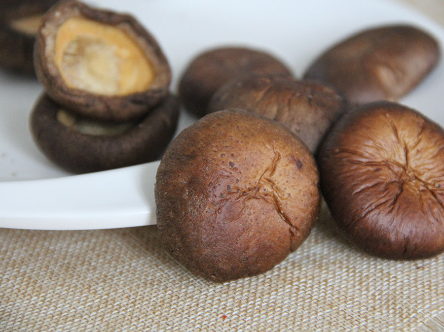 Vacuum fried shiitake mushrooms