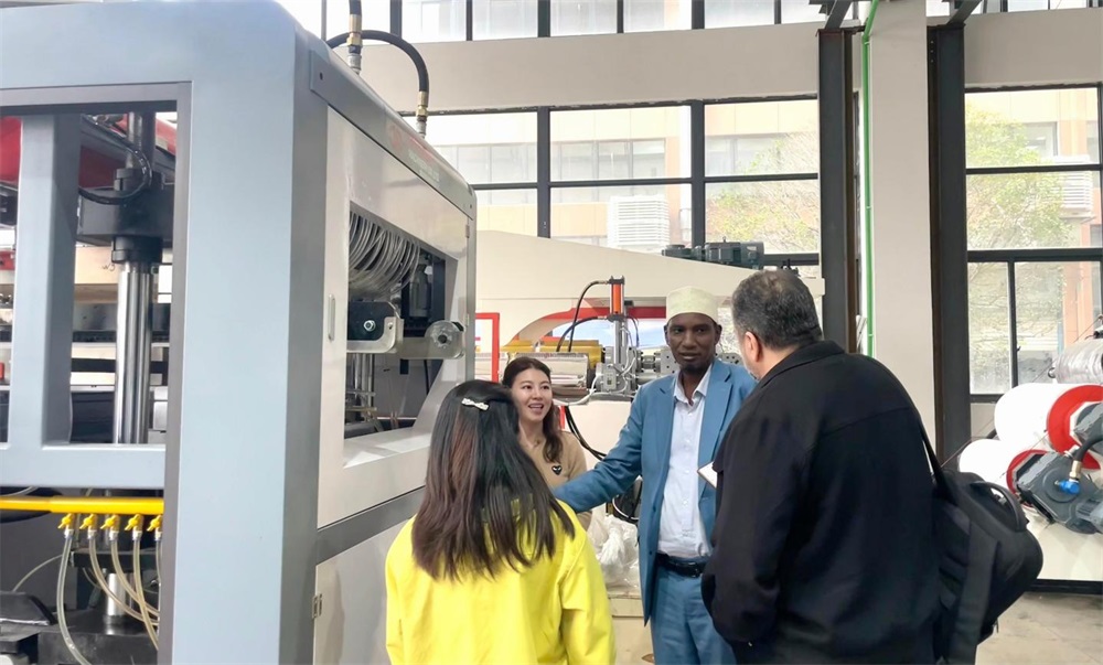 Across Mountains and Seas, Co-Create the "Plastic" Future | A Warm Welcome to Somali Customers Visiting Our Company!