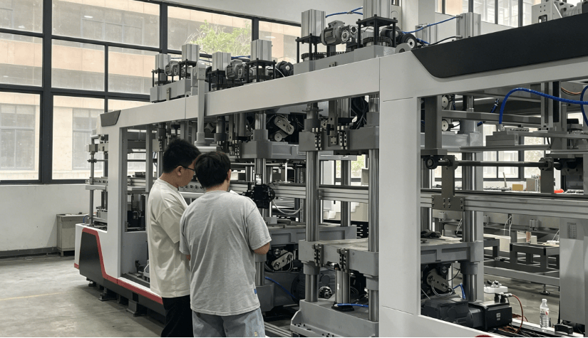 Criando um novo padrão de referência: Análise in loco do comissionamento da máquina de conformação 650, enquanto a equipe técnica constrói um novo ícone para a manufatura inteligente industrial.