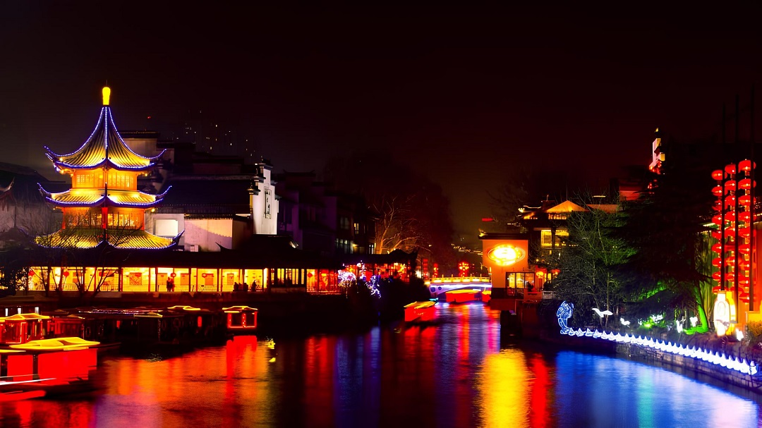 Outdoor building lighting with floodlights (2)
