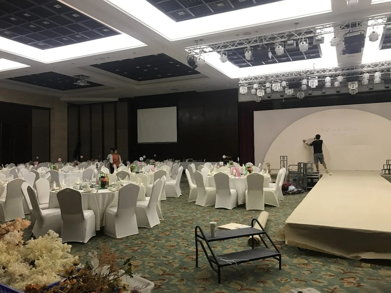 Wedding banquet hotel stage lighting arrangement (1)