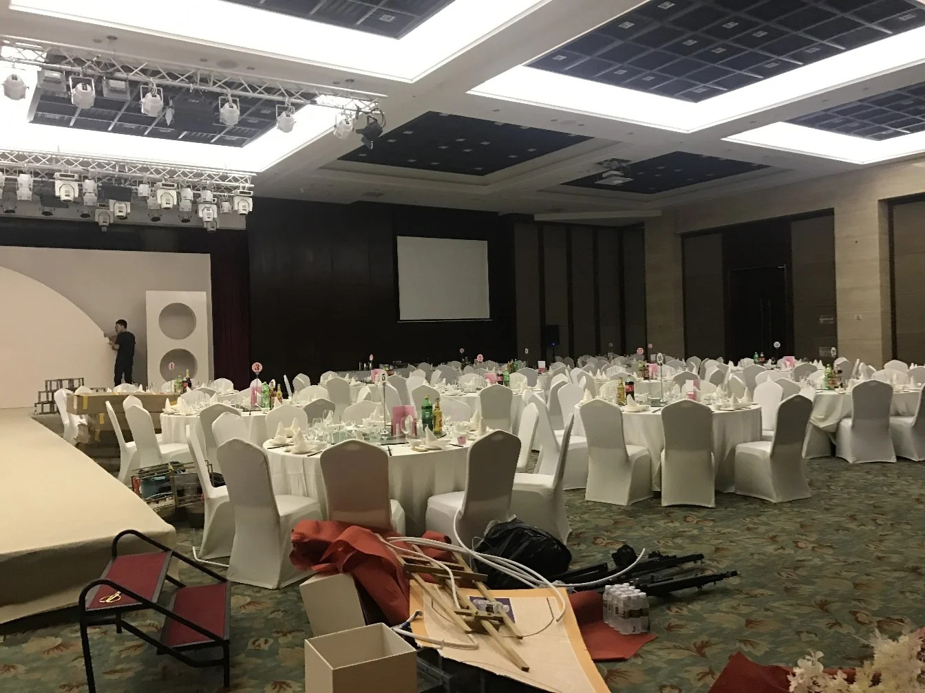 Wedding banquet hotel stage lighting arrangement (3)