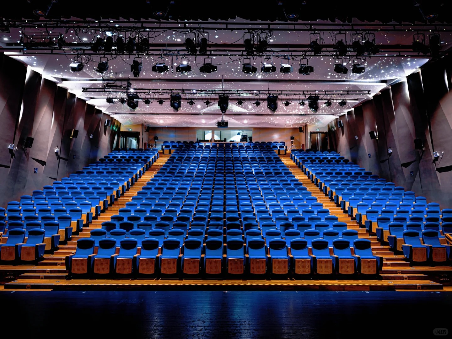 Real Application Case 200W COB LED Spotlight in a Guangzhou Small Theater