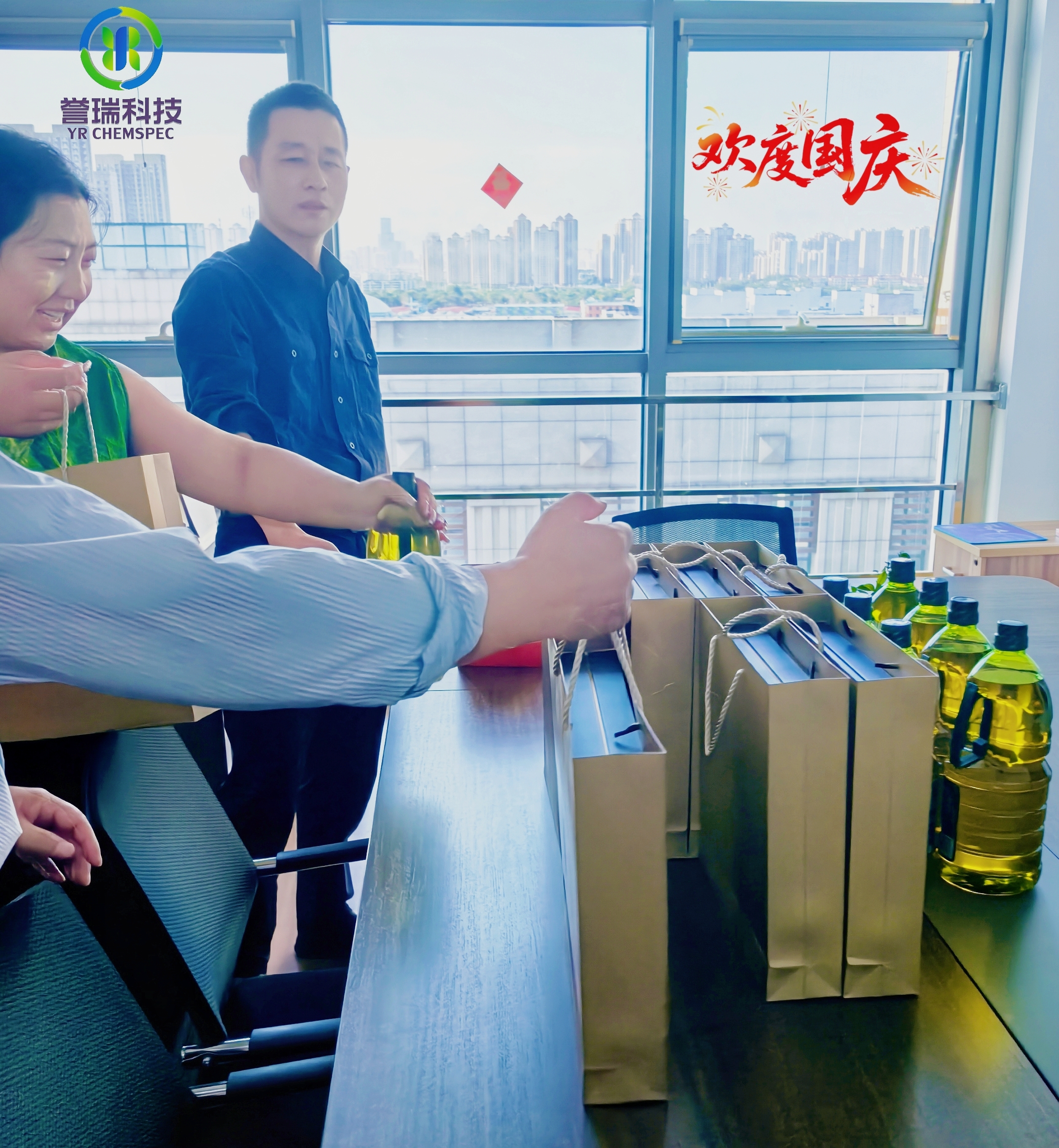 Tianjin YR Chemspec Meraikan Pertengahan Musim Luruh & Hari Kebangsaan dengan Penjagaan Pekerja