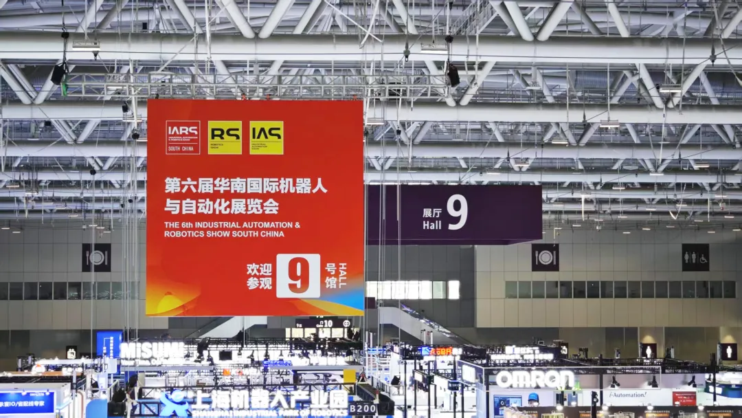 Zhongke Era Shines at South China Industry Expo: The First Vision Control Integrated Robot Ignites the Field, and Laser Marking Machine Interaction Waves Rise Again and Again