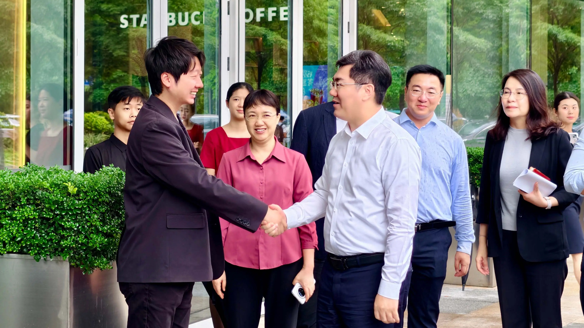 광저우시 정부 지도자들이 신세계 모회사인 심천 본사를 방문해 협력 및 개발을 위한 새로운 기회에 대해 논의했습니다.