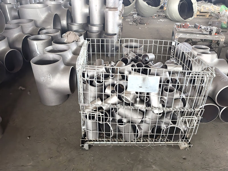 API5l Carbon Steel Black Seamless Pipe Fitting CS Equal Tee001 (2)thb