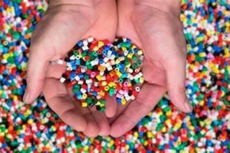 What are the reasons and solutions for black spots on the surface of plastic products?