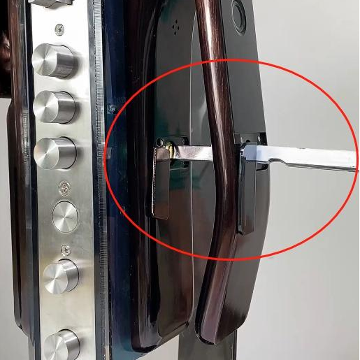 What to Do When Your Smart Lock Battery Dies? Don’t Panic—3 Quick Ways to Unlock!