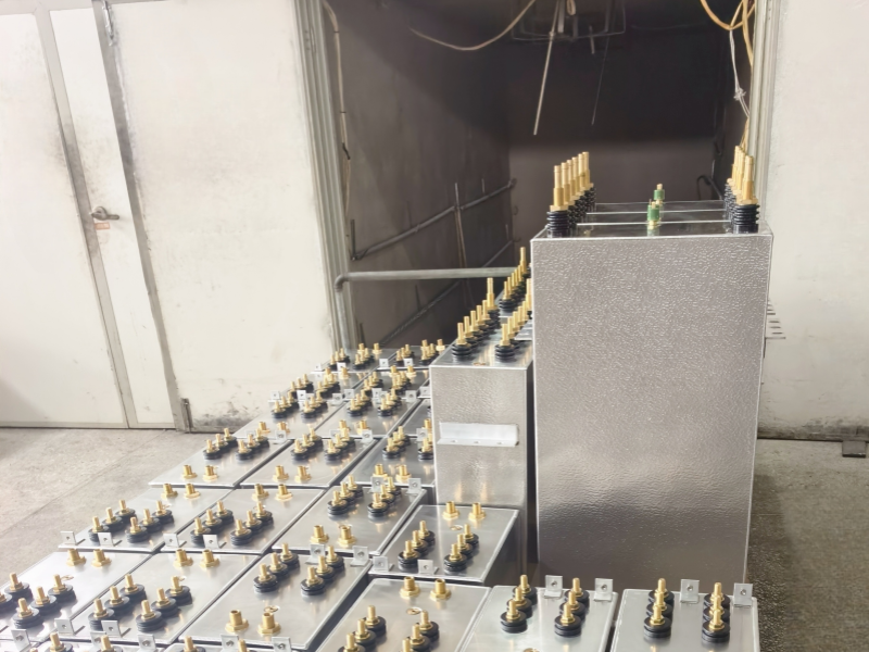 O que é um capacitor CC refrigerado a água e como ele funciona?