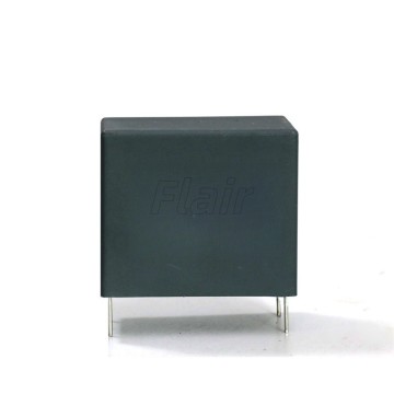 Монтаж на печатную плату. Пластиковый пленочный конденсатор с высокой термостойкостью.