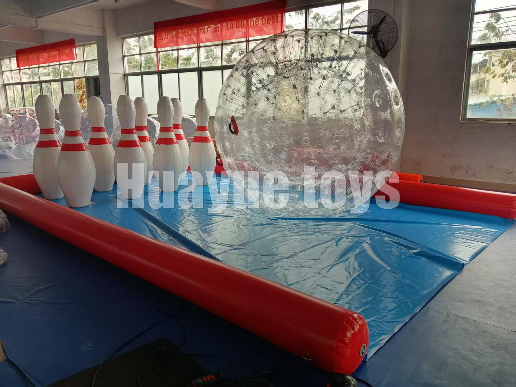 充气 PVC 水上乐园滑梯组合 - 适合儿童和成人的巨型戏水玩具套装，带攀岩墙和戏水池的后院泳池派对滑梯，重型商用级材料，易于安装 - 产品