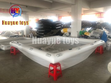 Piscina inflable con forma de yate