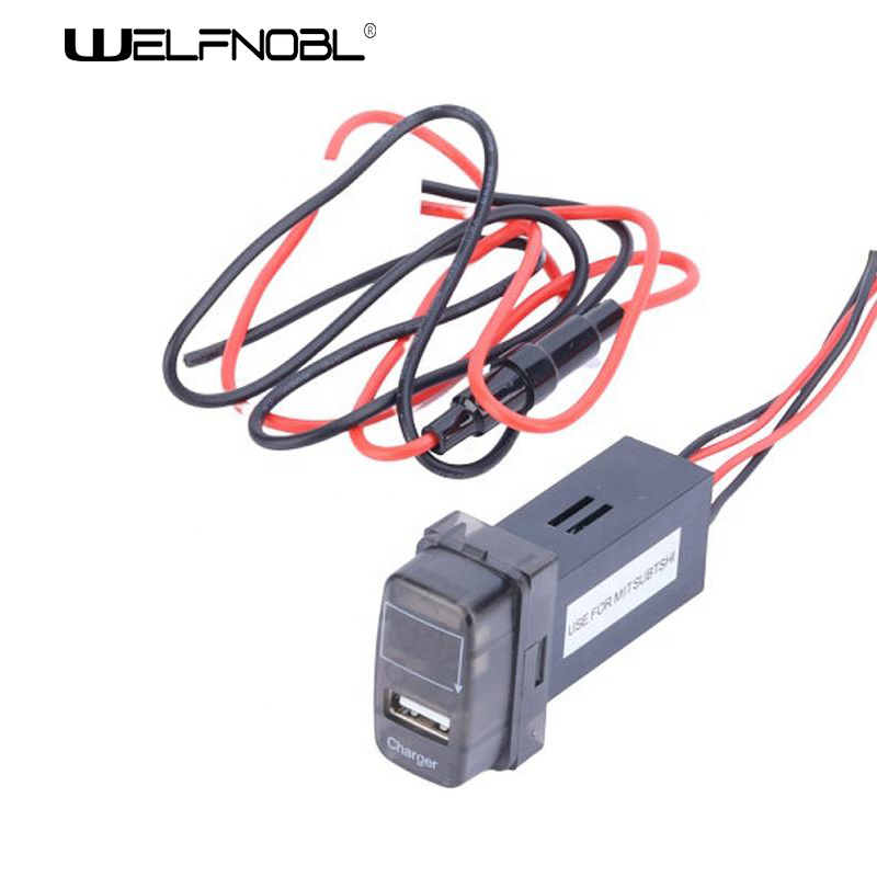 Автомобильное зарядное устройство Mitsubishi OEM с двумя USB-портами и фиолетовым светодиодным вольтметром.
