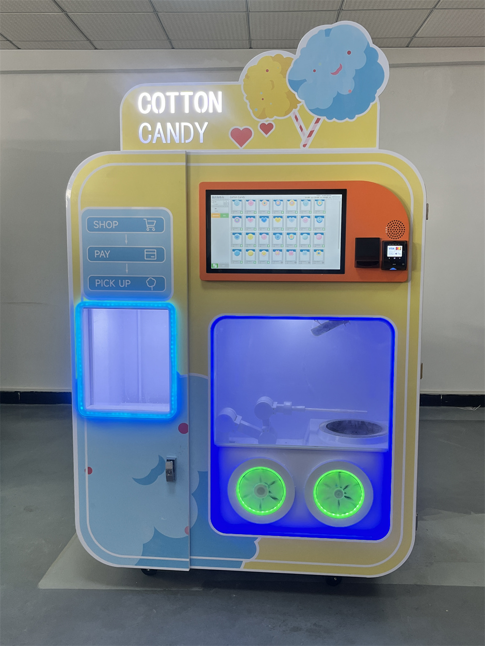 Recently, our company successfully reached a cooperation agreement with an Iraqi customer and officially launched a cotton candy vending machine