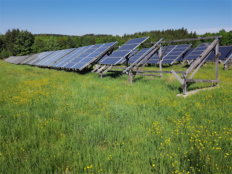 Photovoltaic sand control mode to achieve "sand control, ecology, industry, poverty alleviation" four-wheel drive