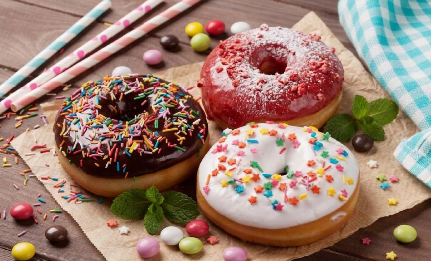 Estudo de caso: Projetando uma linha de produção automatizada para diversas variedades de donuts