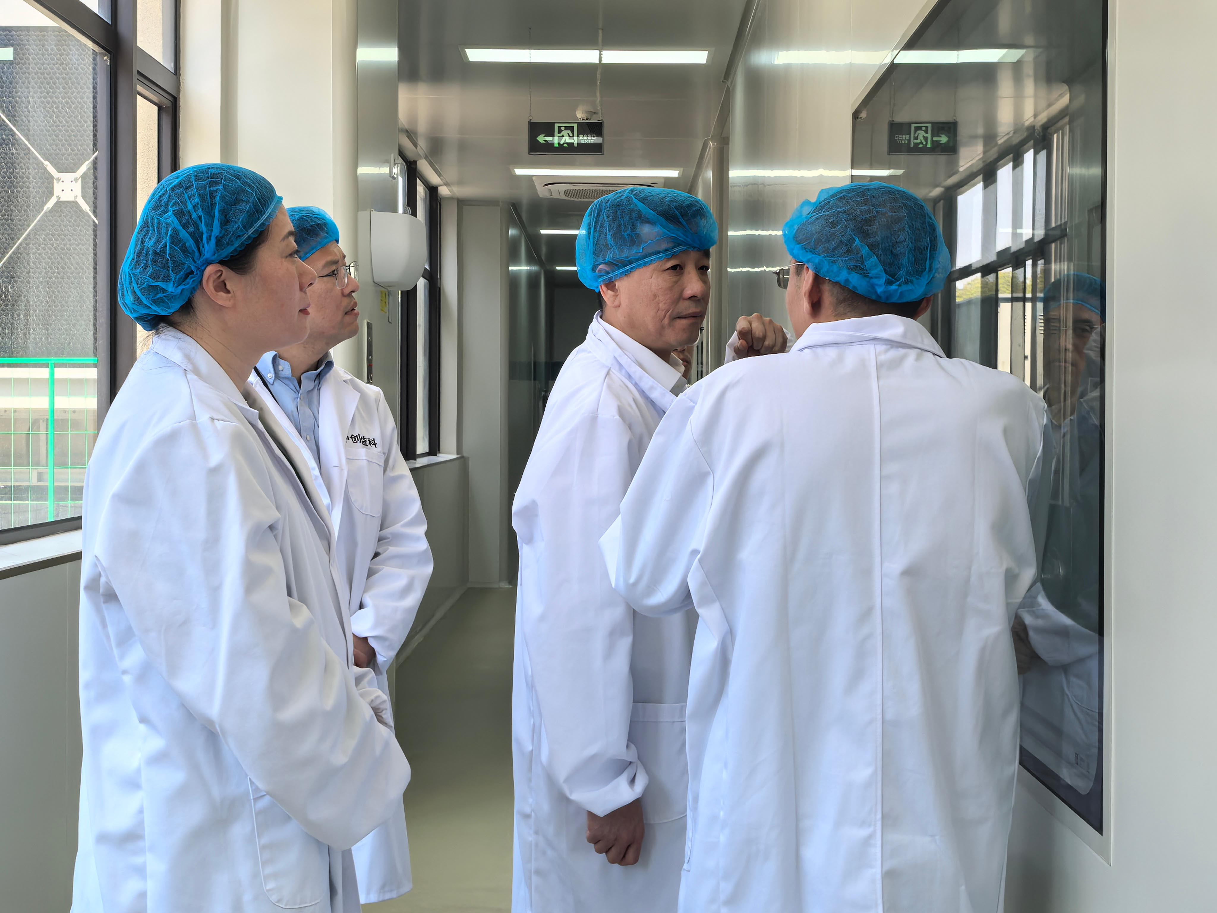 Fengxian District Committee Standing Committee Member Li Rui led a delegation to Bioyitech to discuss industrial innovation and development.