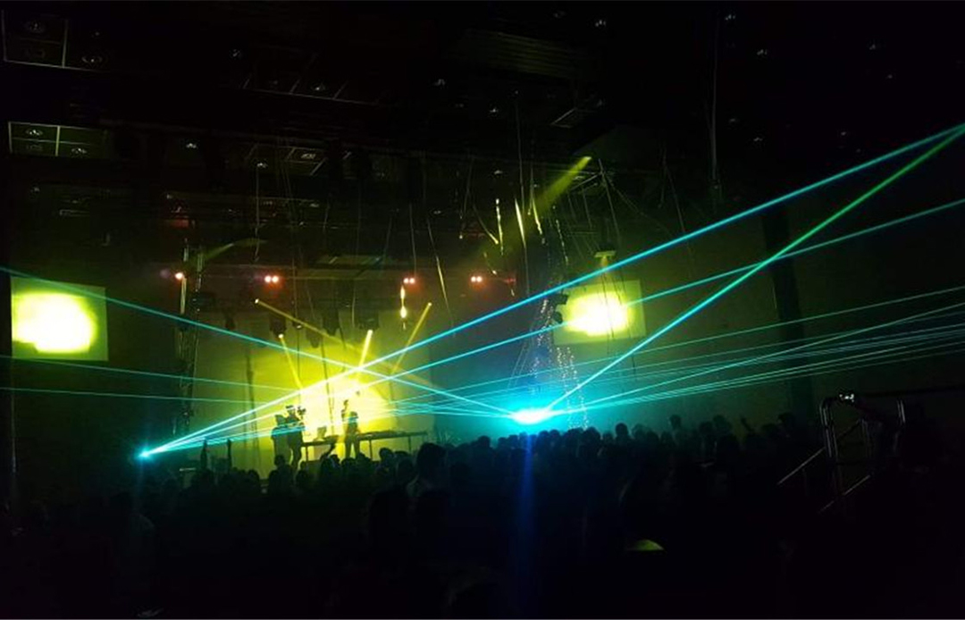 This compact, lightweight Laser Light is  (4)n8i