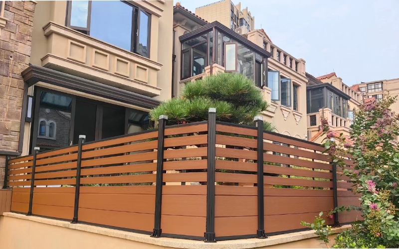 I-Hoyeah High-End WPC Fencing Panels: Ukuchaza Kabusha Izikhala Zangaphandle